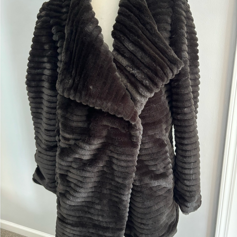 Lovely Faux Fur 3/4 coat by BB Dakota - Picture 3 of 4